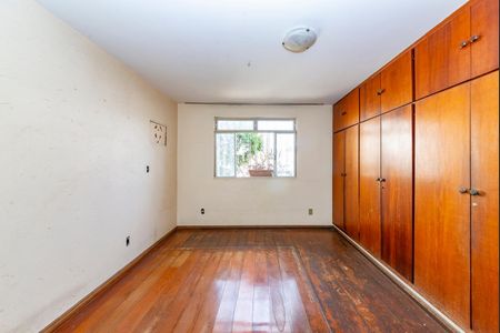 Casa à venda com 300m², 4 quartos e 2 vagas Casa à venda com 300m², 4 quartos e 2 vagasSuíte