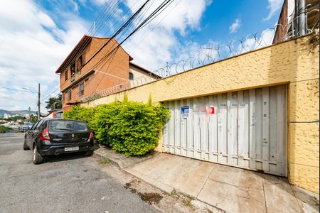 Casa à venda com 300m², 4 quartos e 2 vagas Casa à venda com 300m², 4 quartos e 2 vagasPlaca de vende instalada na fachada do imóvel (GPZI-43)