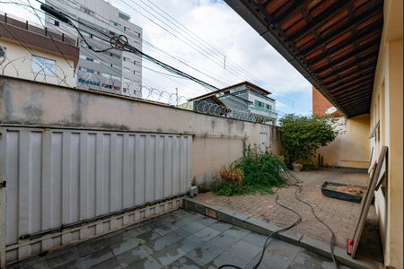 Casa à venda com 300m², 4 quartos e 2 vagas Casa à venda com 300m², 4 quartos e 2 vagasGaragem