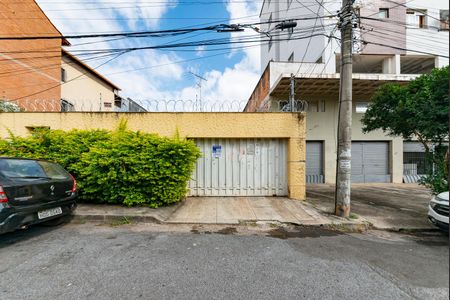 Casa à venda com 300m², 4 quartos e 2 vagas Casa à venda com 300m², 4 quartos e 2 vagasPlaca de vende instalada na fachada do imóvel (GPZI-43)