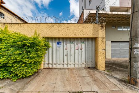 Casa à venda com 300m², 4 quartos e 2 vagas Casa à venda com 300m², 4 quartos e 2 vagasPlaca de vende instalada na fachada do imóvel (GPZI-43)