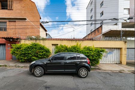 Casa à venda com 300m², 4 quartos e 2 vagas Casa à venda com 300m², 4 quartos e 2 vagasFachada