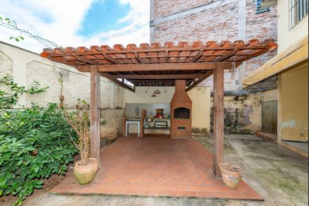 Casa à venda com 300m², 4 quartos e 2 vagas Casa à venda com 300m², 4 quartos e 2 vagasVaranda