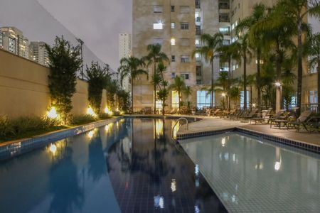 Apartamento à venda com 223m², 3 quartos e 4 vagas Apartamento à venda com 223m², 3 quartos e 4 vagasÁrea comum - Piscina
