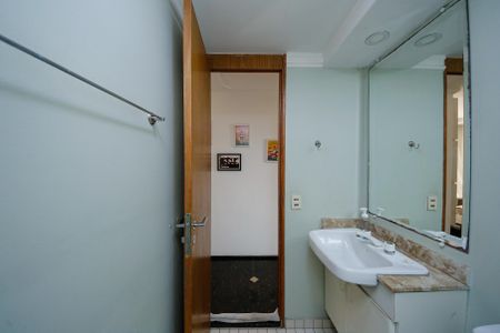 Apartamento à venda com 74m², 3 quartos e 1 vaga Apartamento à venda com 74m², 3 quartos e 1 vagaBanheiro Social