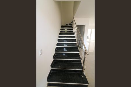 Casa de condomínio à venda com 142m², 3 quartos e 2 vagas Casa de condomínio à venda com 142m², 3 quartos e 2 vagasEscada