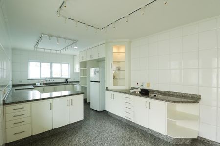 Casa à venda com 900m², 4 quartos e 12 vagas Casa à venda com 900m², 4 quartos e 12 vagasCozinha