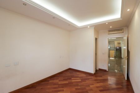 Casa à venda com 900m², 4 quartos e 12 vagas Casa à venda com 900m², 4 quartos e 12 vagasSuíte 4