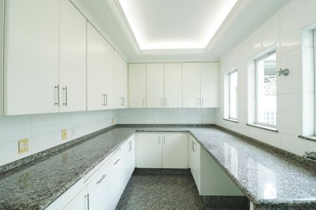 Casa à venda com 900m², 4 quartos e 12 vagas Casa à venda com 900m², 4 quartos e 12 vagasÁrea de Serviço