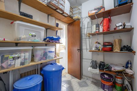 Apartamento à venda com 130m², 3 quartos e 2 vagas Apartamento à venda com 130m², 3 quartos e 2 vagasQuarto de Serviço