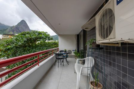 Apartamento à venda com 130m², 3 quartos e 2 vagas Apartamento à venda com 130m², 3 quartos e 2 vagasSala Varanda