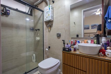 Apartamento à venda com 130m², 3 quartos e 2 vagas Apartamento à venda com 130m², 3 quartos e 2 vagasBanheiro Suíte