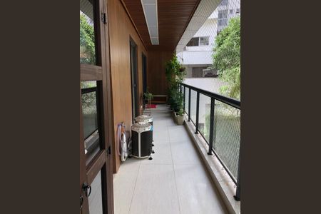 Apartamento à venda com 124m², 4 quartos e 2 vagas Apartamento à venda com 124m², 4 quartos e 2 vagasVaranda