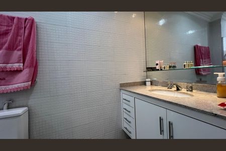 Apartamento à venda com 218m², 4 quartos e 3 vagasBanheiro da Suíte 2