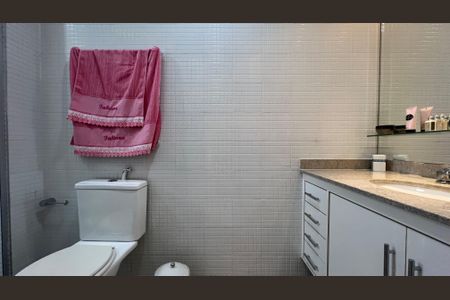 Apartamento à venda com 218m², 4 quartos e 3 vagasBanheiro da Suíte 2