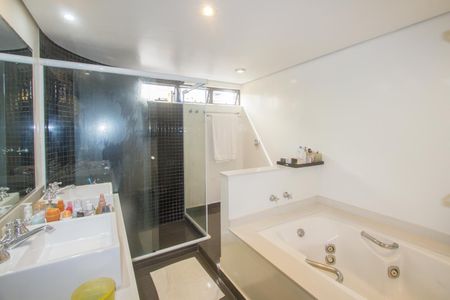 Apartamento à venda com 260m², 3 quartos e 3 vagasBanheiro da Suíte 2