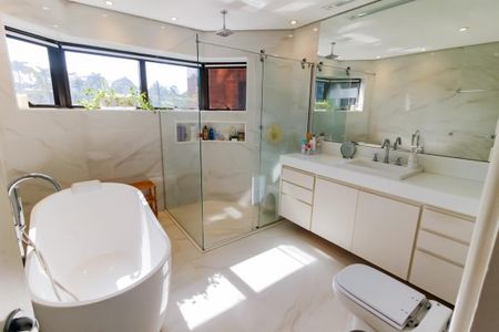 Apartamento à venda com 221m², 3 quartos e 3 vagasBanheiro da Suíte 3