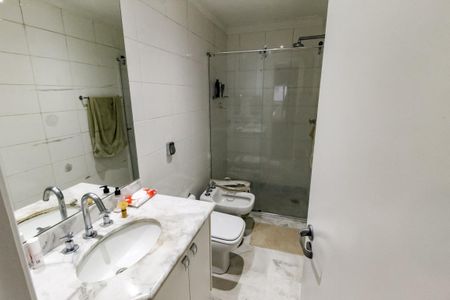 Apartamento à venda com 221m², 3 quartos e 3 vagasBanheiro da Suíte 2