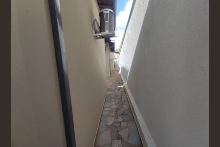 Casa à venda com 211m², 4 quartos e 3 vagas Casa à venda com 211m², 4 quartos e 3 vagasFoto 03