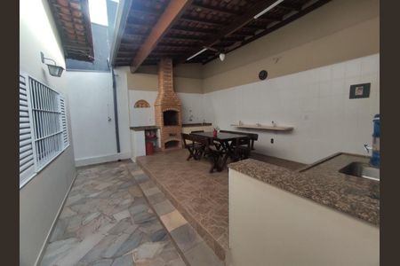 Casa à venda com 211m², 4 quartos e 3 vagas Casa à venda com 211m², 4 quartos e 3 vagasFoto 02