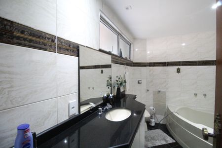 Apartamento à venda com 256m², 3 quartos e 2 vagasBanheiro da suíte 3