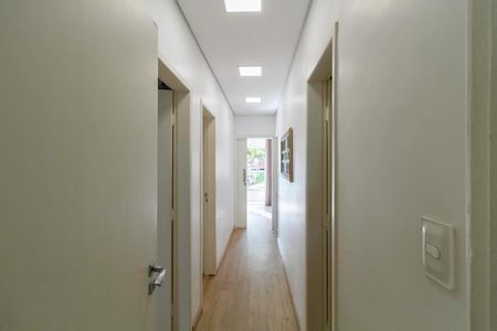 Casa à venda com 380m², 4 quartos e 4 vagasCorredor