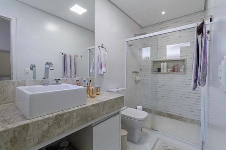 Casa à venda com 380m², 4 quartos e 4 vagasBanheiro da suíte 2