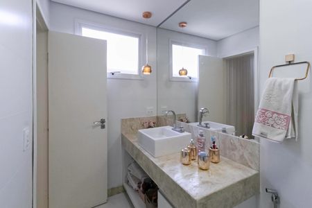 Casa à venda com 380m², 4 quartos e 4 vagasBanheiro da suíte 2