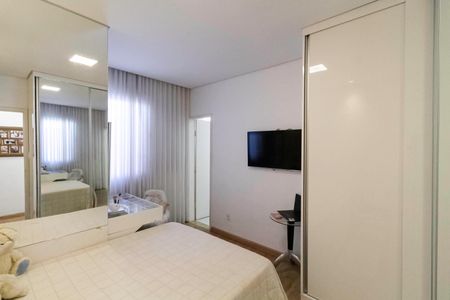 Casa à venda com 380m², 4 quartos e 4 vagasSuíte 2