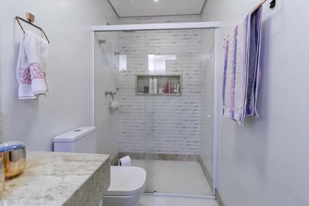 Casa à venda com 380m², 4 quartos e 4 vagasBanheiro da suíte 2