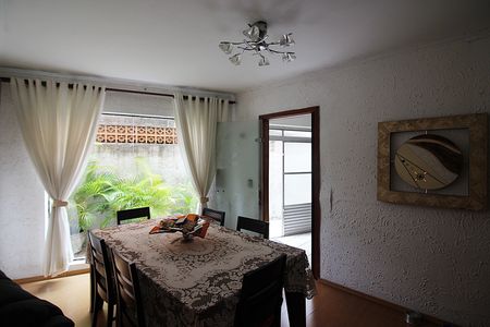 Casa à venda com 239m², 3 quartos e 4 vagasSala