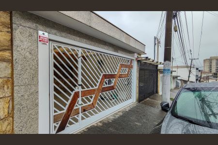 Casa à venda com 122m², 3 quartos e 2 vagas Casa à venda com 122m², 3 quartos e 2 vagasFachada