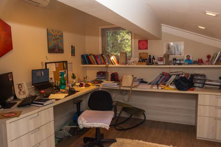 Casa à venda com 373m², 4 quartos e 6 vagas Casa à venda com 373m², 4 quartos e 6 vagasEscritório 2