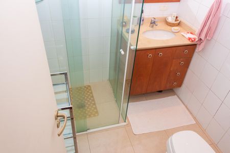 Casa à venda com 373m², 4 quartos e 6 vagas Casa à venda com 373m², 4 quartos e 6 vagasBanheiro da Suíte 2