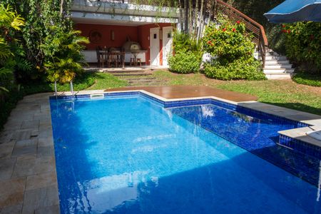 Casa à venda com 373m², 4 quartos e 6 vagas Casa à venda com 373m², 4 quartos e 6 vagasPiscina