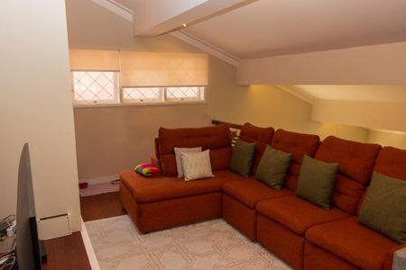 Casa à venda com 373m², 4 quartos e 6 vagas Casa à venda com 373m², 4 quartos e 6 vagasSala de TV