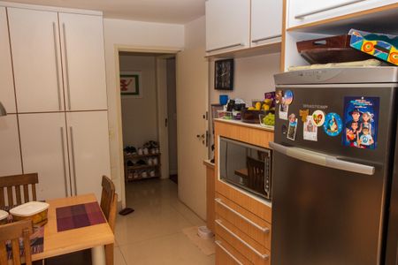 Casa à venda com 373m², 4 quartos e 6 vagas Casa à venda com 373m², 4 quartos e 6 vagasCozinha