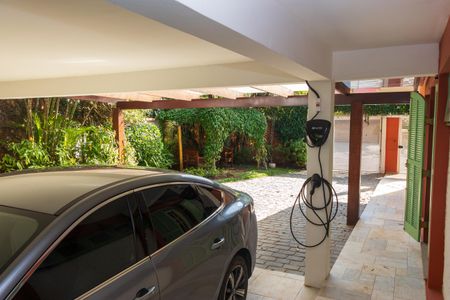 Casa à venda com 373m², 4 quartos e 6 vagas Casa à venda com 373m², 4 quartos e 6 vagasGaragem