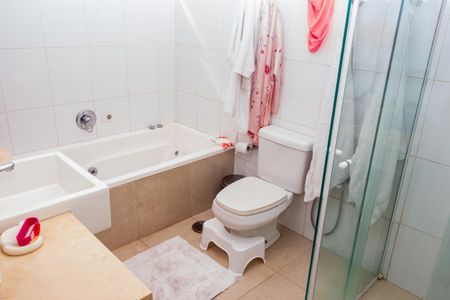 Casa à venda com 373m², 4 quartos e 6 vagas Casa à venda com 373m², 4 quartos e 6 vagasBanheiro da Suíte 1