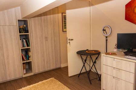 Casa à venda com 373m², 4 quartos e 6 vagas Casa à venda com 373m², 4 quartos e 6 vagasEscritório 2