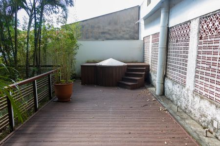 Casa à venda com 373m², 4 quartos e 6 vagas Casa à venda com 373m², 4 quartos e 6 vagasOfurô