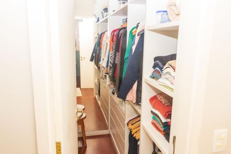 Casa à venda com 373m², 4 quartos e 6 vagas Casa à venda com 373m², 4 quartos e 6 vagasCloset da suíte 1