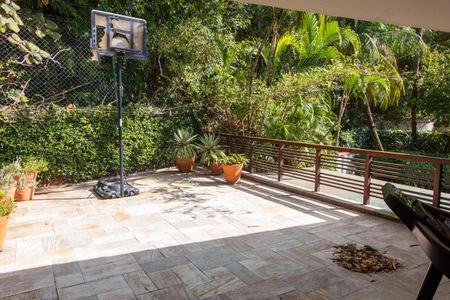 Casa à venda com 373m², 4 quartos e 6 vagas Casa à venda com 373m², 4 quartos e 6 vagasVaranda