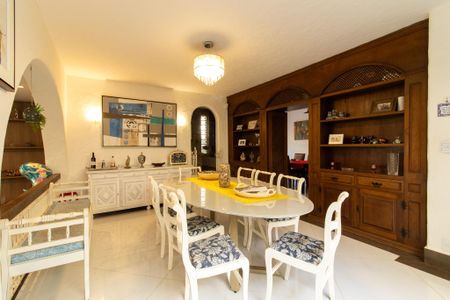 Casa à venda com 560m², 4 quartos e 6 vagas Casa à venda com 560m², 4 quartos e 6 vagasSala