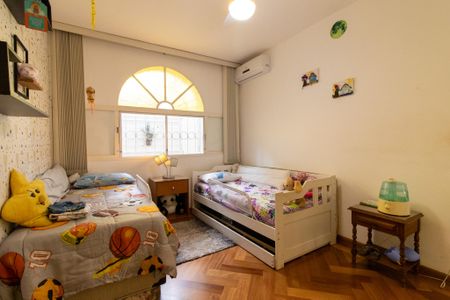 Casa à venda com 560m², 4 quartos e 6 vagas Casa à venda com 560m², 4 quartos e 6 vagasQuarto 2