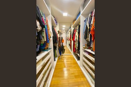 Apartamento à venda com 261m², 4 quartos e 2 vagas Apartamento à venda com 261m², 4 quartos e 2 vagasCloset da suíte