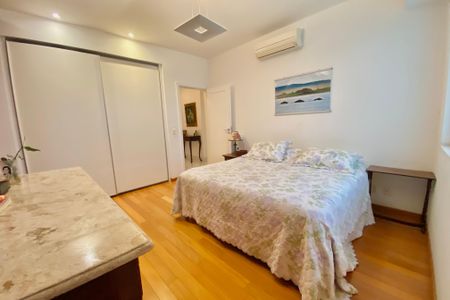 Apartamento à venda com 261m², 4 quartos e 2 vagas Apartamento à venda com 261m², 4 quartos e 2 vagasQuarto 3