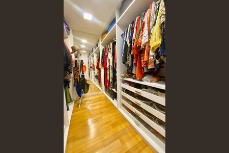Apartamento à venda com 261m², 4 quartos e 2 vagas Apartamento à venda com 261m², 4 quartos e 2 vagasCloset da suíte