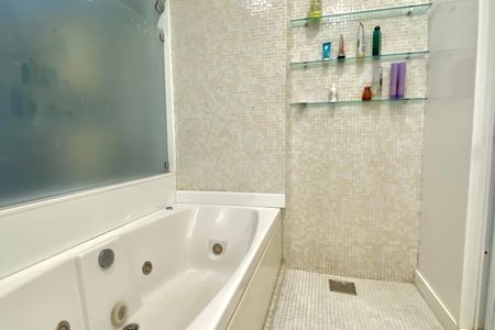 Apartamento à venda com 261m², 4 quartos e 2 vagas Apartamento à venda com 261m², 4 quartos e 2 vagasBanheiro da Suíte