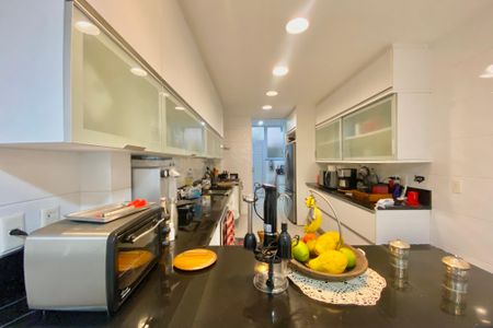 Apartamento à venda com 261m², 4 quartos e 2 vagas Apartamento à venda com 261m², 4 quartos e 2 vagasCozinha